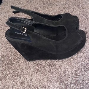 Black wedges